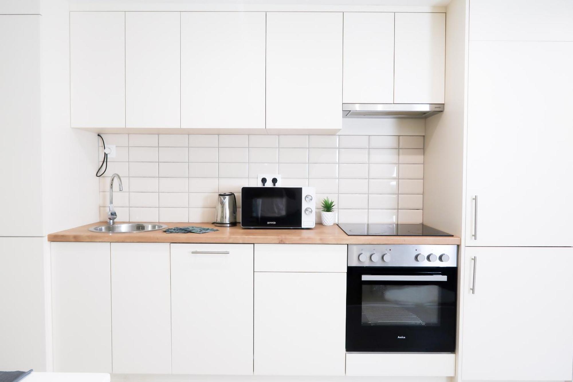 Apartment Center, Nicely Renovated With 3 Bedrooms *