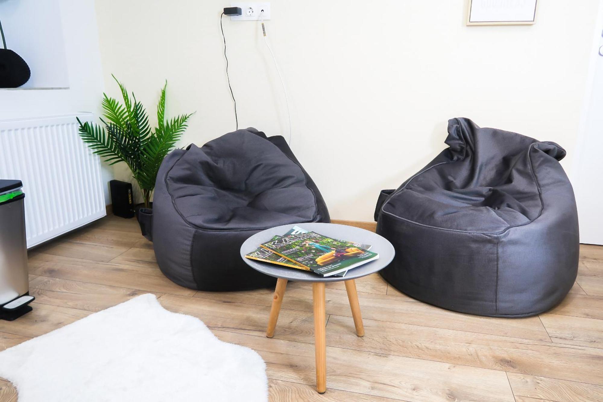 Center, Nicely Renovated With 3 Bedrooms Apartment *