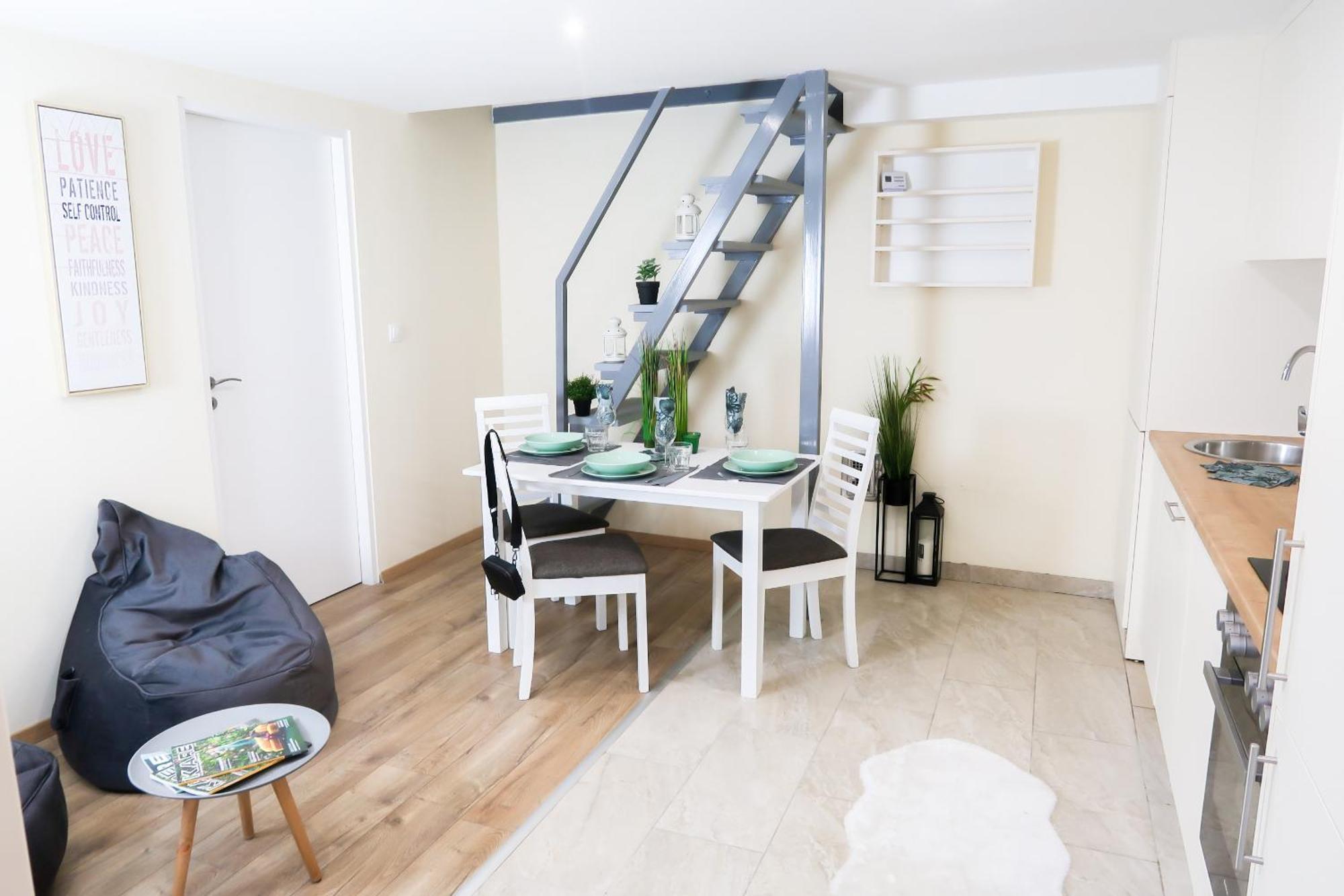 Center, Nicely Renovated With 3 Bedrooms * Budapešť