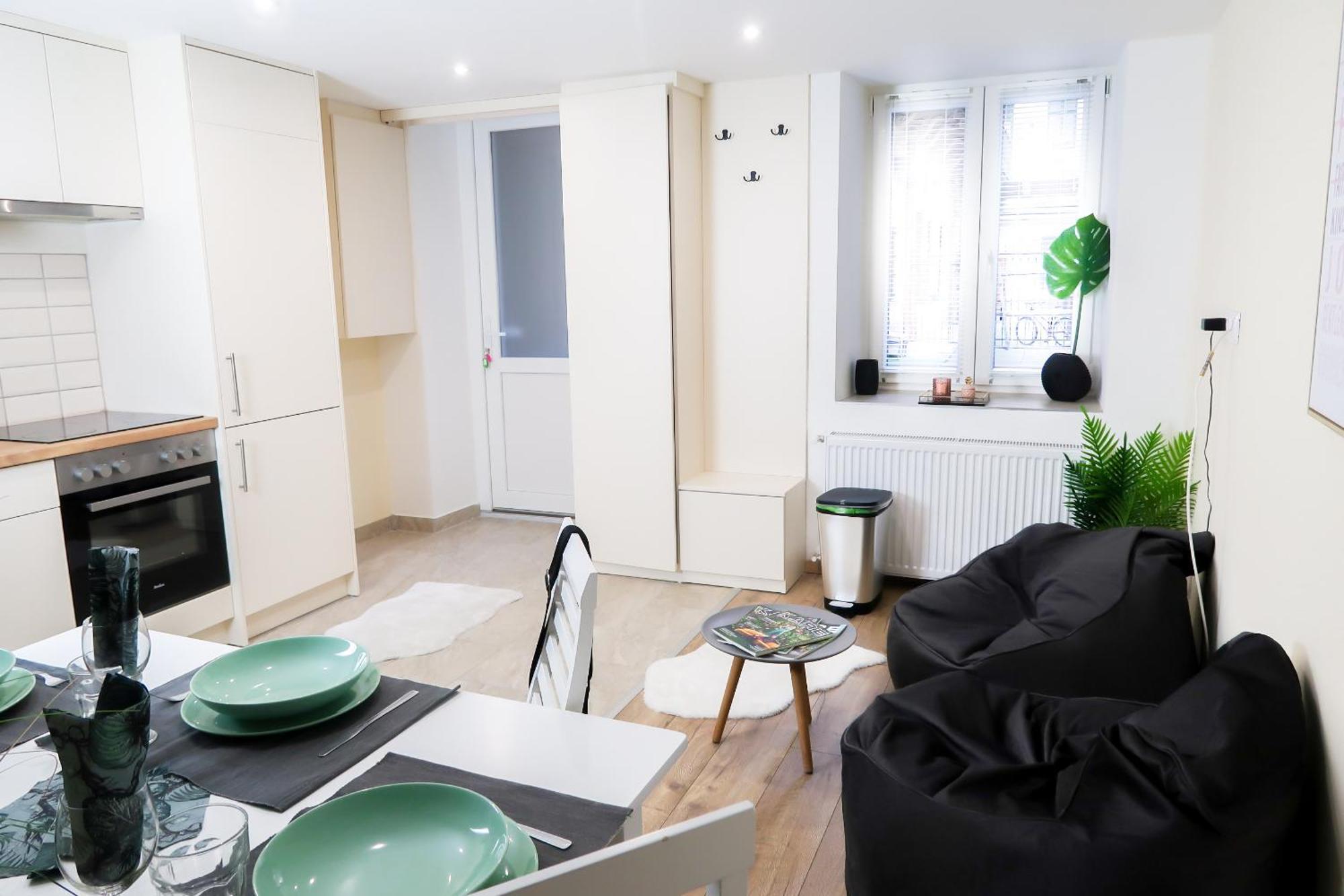 Center, Nicely Renovated With 3 Bedrooms * Budapešť